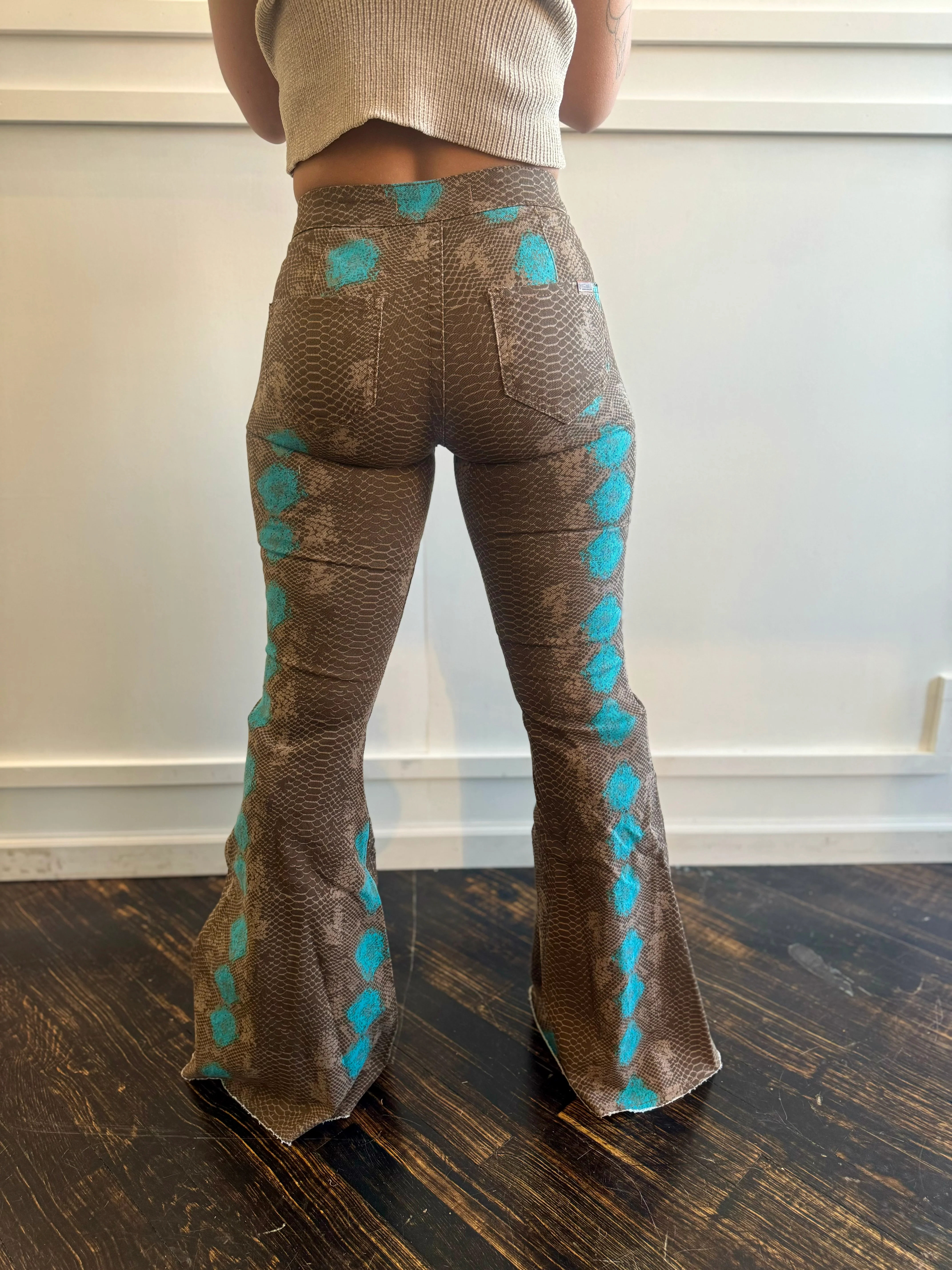 Final Sale ✨ Sydney Print Bell Jeans - Image 3
