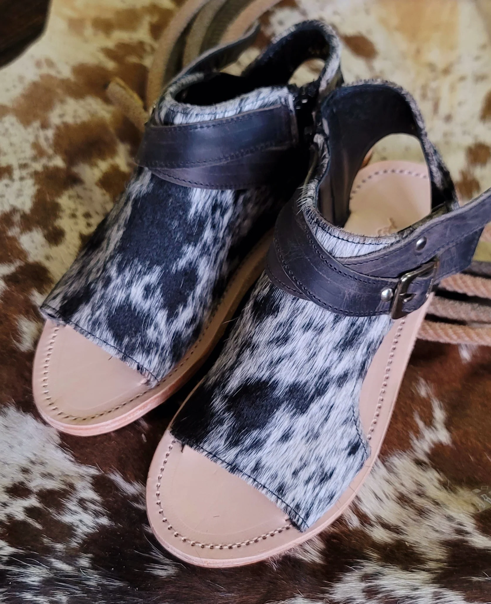 The Amber Salt & Pepper Black Cowhide Sandals - Image 2