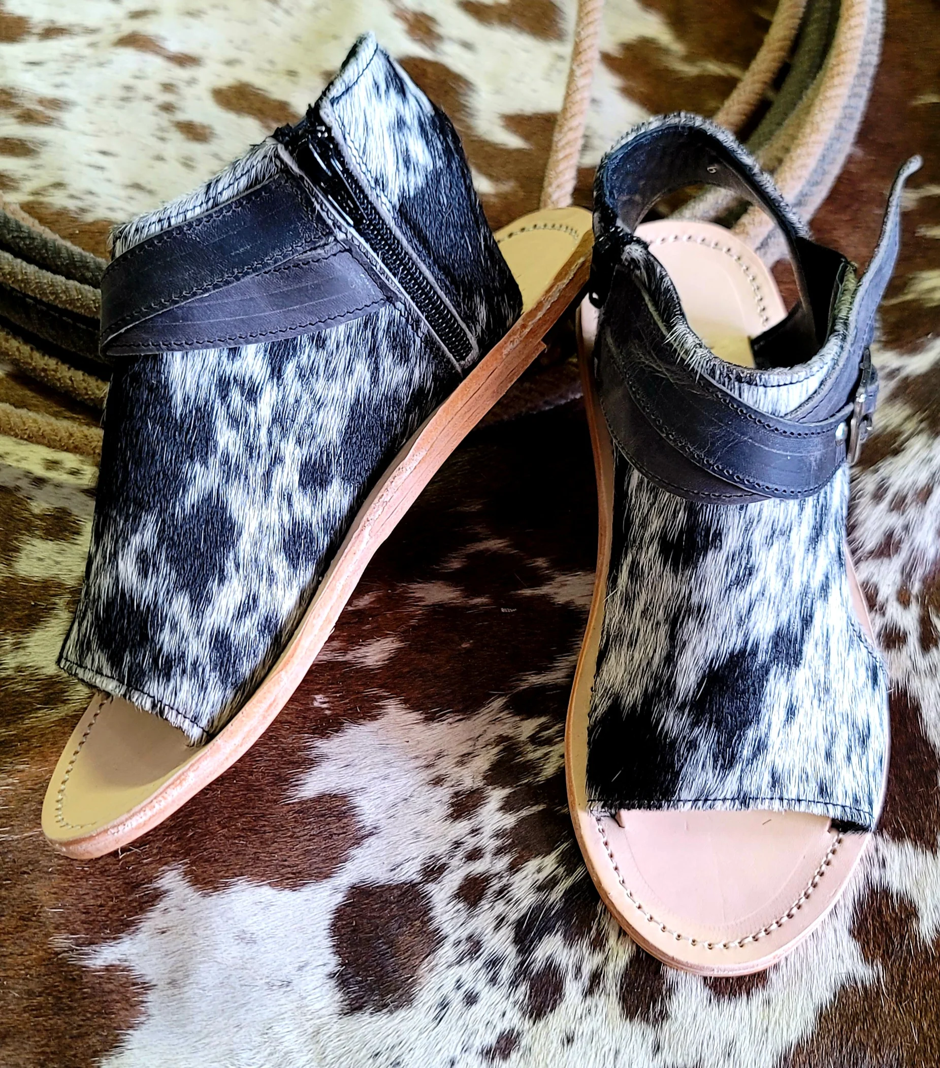 The Amber Salt & Pepper Black Cowhide Sandals - Image 4