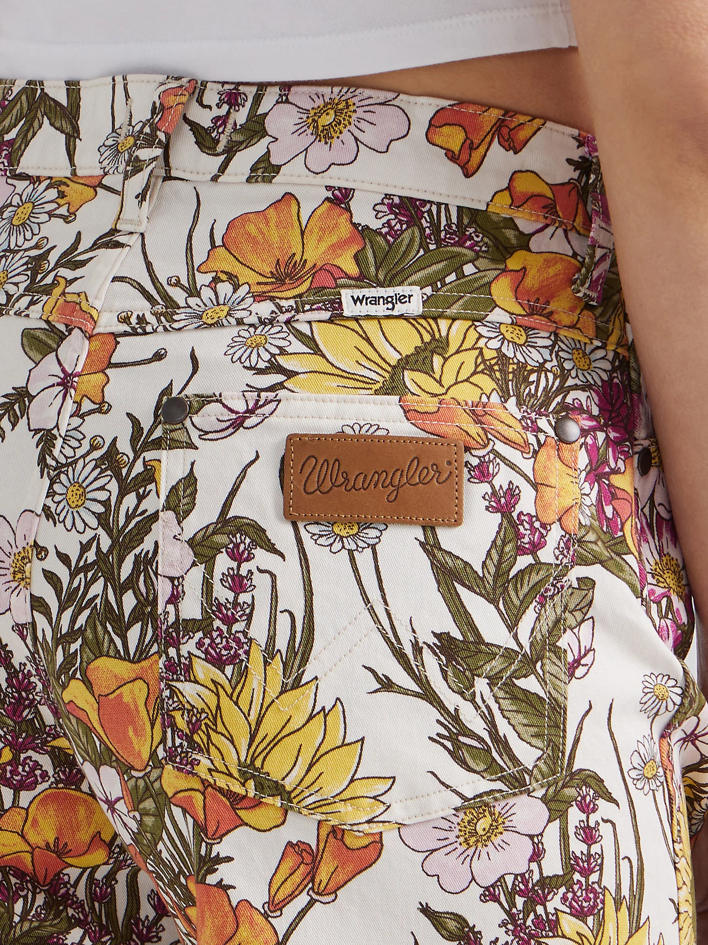 Final Sale ✨Wrangler Ashley Flower Garden Women's Shorts - Image 2