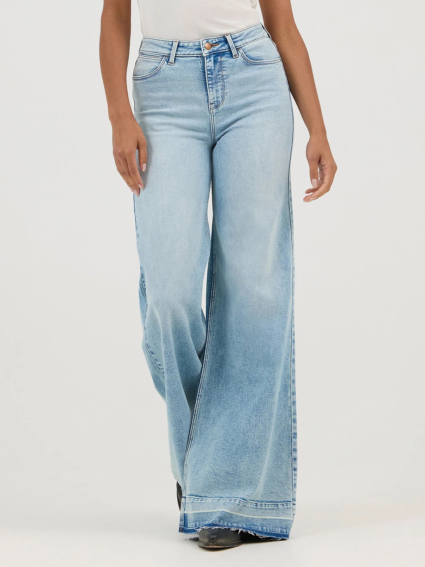 Final Sale ✨ Wrangler Punchy Frayed Wide Leg Jeans - Image 3